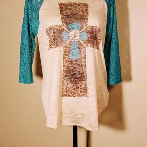 "L&B LIFE" T-Shirt, beige, teal lace sleeves,, leopard Cross, size M